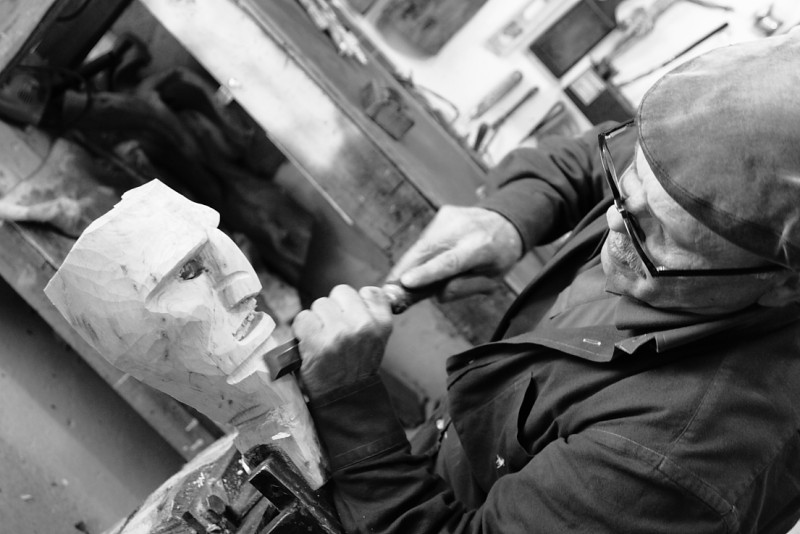 Il Maestro Franco Sale intaglia una delle sue maschere>thisisjustarandomplaceholder<Mamoiada Turismo
