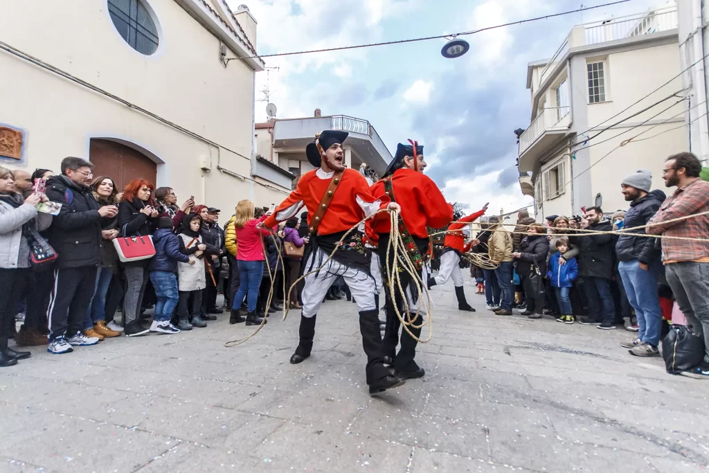 Sos Issohadores in piazza mentre lanciano le funi