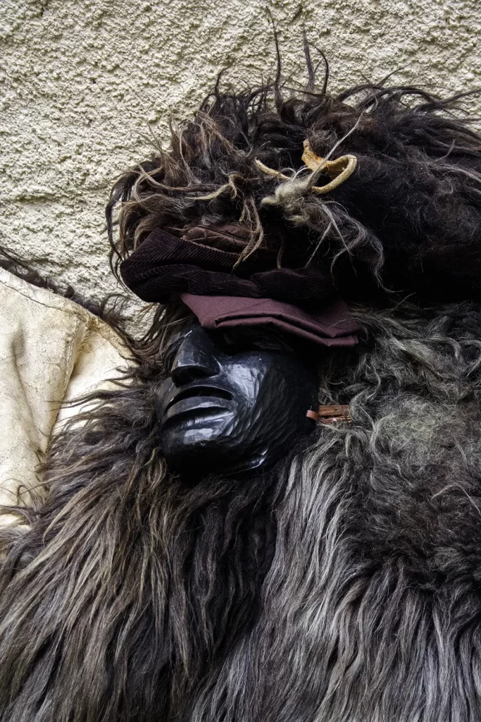 Maschera del mamuthone adagiata sulla pelle di pecora nera